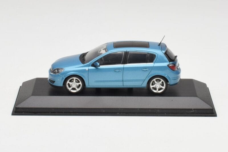 Opel Astra H Lichtblauw Minichamps 1:43 400043001 Metaal