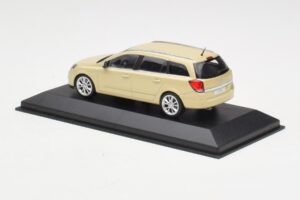 Opel Astra H Stationwagen Geel Minichamps 1:43 1799098 Metaal — afbeelding 3 van 4