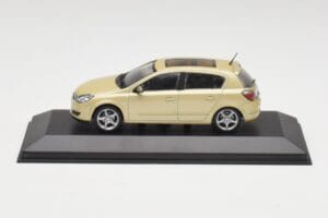 Opel Astra H Geel Metallic Minichamps 1:43 403043003 Metaal