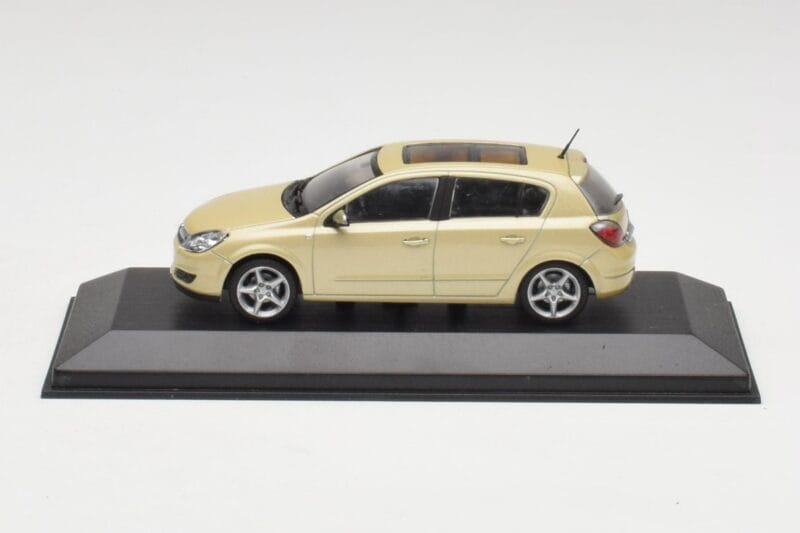 Opel Astra H Geel Metallic Minichamps 1:43 403043003 Metaal