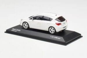 Opel Astra J Wit Minichamps 1:43 400049001 Metaal — afbeelding 3 van 4