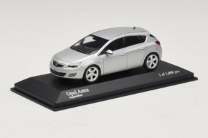Opel Astra J Zilver Minichamps 1:43 400049000 Metaal — afbeelding 2 van 4