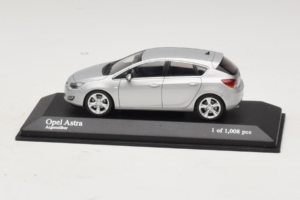 Opel Astra J Zilver Minichamps 1:43 400049000 Metaal