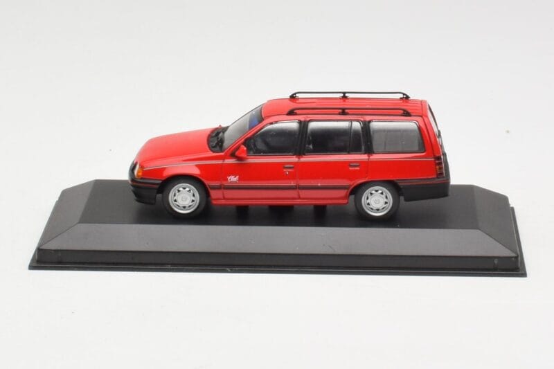 Opel Kadett E Club Stationwagen Rood Minichamps 1:43 400045910 Metaal