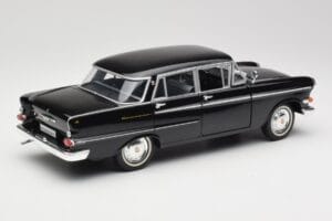 Opel Kapitan P1 Zwart Revell 1:18 08822 Metaal — afbeelding 3 van 8