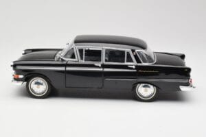 Opel Kapitan P1 Zwart Revell 1:18 08822 Metaal — afbeelding 4 van 8
