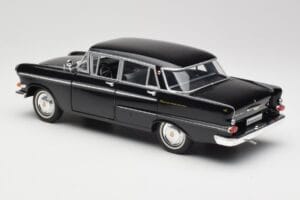 Opel Kapitan P1 Zwart Revell 1:18 08822 Metaal — afbeelding 7 van 8
