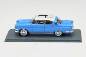 Opel Kapitan P1 Blauw NEO 1:43 NEO43940 Hars