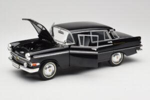 Opel Kapitan P2 Zwart Revell 1:18 08821 Metaal — afbeelding 2 van 8