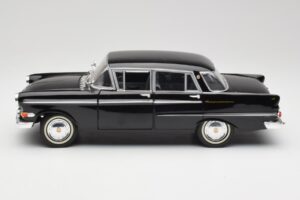 Opel Kapitan P2 Zwart Revell 1:18 08821 Metaal — afbeelding 4 van 8