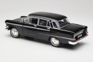 Opel Kapitan P2 Zwart Revell 1:18 08821 Metaal — afbeelding 7 van 8