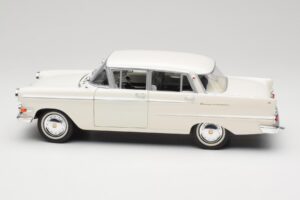 Opel Kapitan P2 Wit Revell 1:18 08821-M1 Metaal — afbeelding 4 van 8