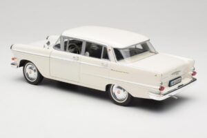 Opel Kapitan P2 Wit Revell 1:18 08821-M1 Metaal — afbeelding 7 van 8