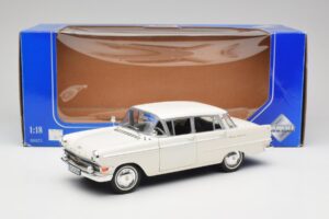 Opel Kapitan P2 Wit Revell 1:18 08821-M1 Metaal — afbeelding 8 van 8