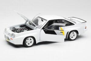 Opel Manta 400 Homologation Wit Revell 1:18 8819 Metaal — afbeelding 2 van 8