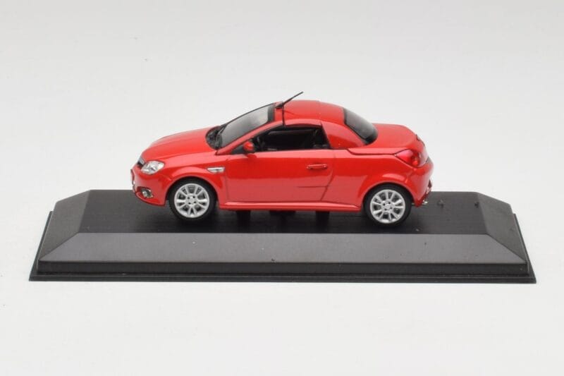 Opel Tigra TwinTop Magma Rood Minichamps 1:43 B24910027T Metaal