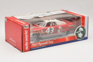 Plymouth Fury #43 R. Petty NASCAR 1960 Auto World 1:24 AW24003/06 Metaal — afbeelding 2 van 3