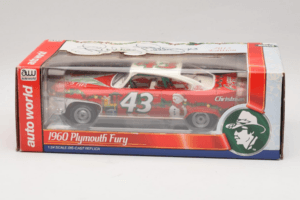 Plymouth Fury #43 R. Petty NASCAR 1960 Auto World 1:24 AW24003/06 Metaal
