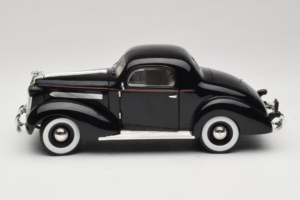 Pontiac Deluxe Zwart Signature Models 1:18 18106 Metaal — afbeelding 4 van 8