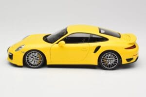 Porsche 911 991 Turbo S Geel Met Zilveren Velgen Minichamps 1:18 110062322 Metaal — afbeelding 4 van 8