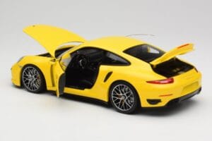 Porsche 911 991 Turbo S Geel Met Zilveren Velgen Minichamps 1:18 110062322 Metaal — afbeelding 7 van 8