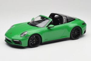 Porsche 911 991.2 Targa 4 GTS British Racing Groen Minichamps 1:18 155061065 Metaal