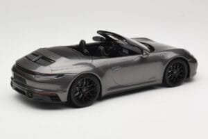 Porsche 911 992 Carrera 4 GTS Cabriolet Grey Metallic Minichamps 1:18 155063031 Metaal — afbeelding 2 van 6