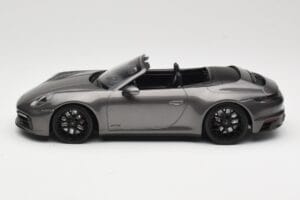 Porsche 911 992 Carrera 4 GTS Cabriolet Grey Metallic Minichamps 1:18 155063031 Metaal — afbeelding 3 van 6