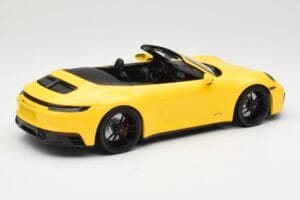 Porsche 911 992 Carrera 4 GTS Cabriolet Geel Minichamps 1:18 155063030 Metaal — afbeelding 2 van 6