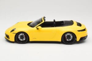 Porsche 911 992 Carrera 4 GTS Cabriolet Geel Minichamps 1:18 155063030 Metaal — afbeelding 3 van 6