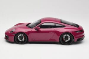 Porsche 911 992 Carrera 4 GTS Rubystar Minichamps 1:18 155063102 Metaal — afbeelding 3 van 6