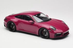 Porsche 911 992 Carrera 4 GTS Rubystar Minichamps 1:18 155063102 Metaal — afbeelding 4 van 6