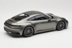 Porsche 911 992 Carrera 4S Aventurine Green Metallic Minichamps 1:18 155067328 Metaal — afbeelding 3 van 6