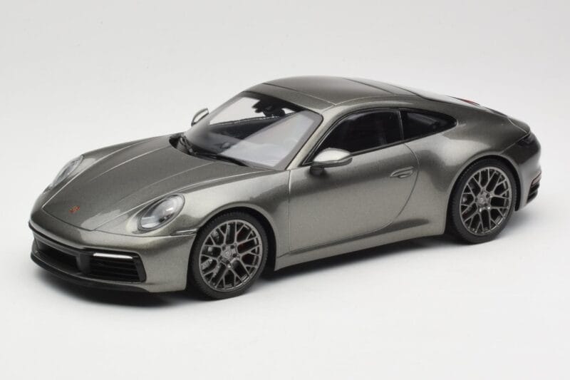 Porsche 911 992 Carrera 4S Aventurine Green Metallic Minichamps 1:18 155067328 Metaal