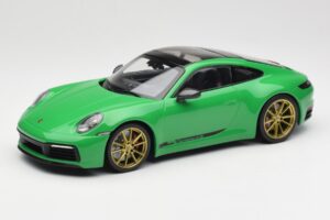 Porsche 911 992 Carrera 4S Python Green Minichamps 1:18 155067325 Metaal