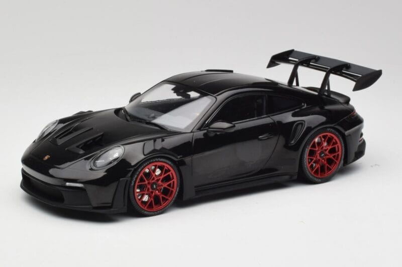 Porsche 911 992 GT3 RS Zwart & Rode Wielen & Zwart Decor Minichamps 1:18 153062240 Metaal