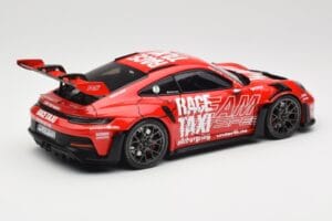 Porsche 911 992 GT3 RS Getspeed Race Taxi Guards Red Minichamps 1:18 110062040 Metaal — afbeelding 3 van 8