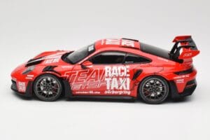 Porsche 911 992 GT3 RS Getspeed Race Taxi Guards Red Minichamps 1:18 110062040 Metaal — afbeelding 4 van 8