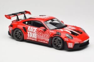 Porsche 911 992 GT3 RS Getspeed Race Taxi Guards Red Minichamps 1:18 110062040 Metaal — afbeelding 6 van 8