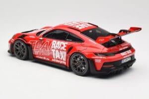 Porsche 911 992 GT3 RS Getspeed Race Taxi Guards Red Minichamps 1:18 110062040 Metaal — afbeelding 7 van 8