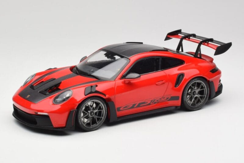 Porsche 911 992 GT3 RS Guards Rood & Zilveren Wielen Weissach Package Minichamps 1:18 153062246 Metaal