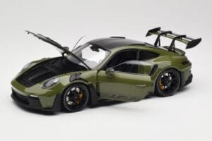 Porsche 911 992 GT3 RS Nato Olive & Black Wheels Minichamps 1:18 110062027 Metaal — afbeelding 2 van 8