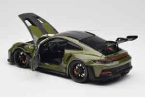 Porsche 911 992 GT3 RS Nato Olive & Black Wheels Minichamps 1:18 110062027 Metaal — afbeelding 5 van 8