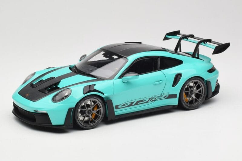 Porsche 911 992 GT3 RS Python Green & Dark Silver Wheels Minichamps 1:18 110062026 Metaal