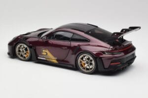 Porsche 911 992 GT3 RS Ultraviolet & Zilveren Wielen Minichamps 1:18 110062029 Metaal — afbeelding 7 van 8