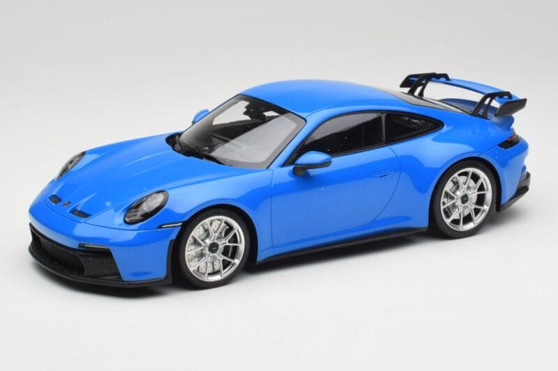 Porsche 911 992 GT3 Shark Blauw & Zilveren Wielen Minichamps 1:18 143069015 Hars