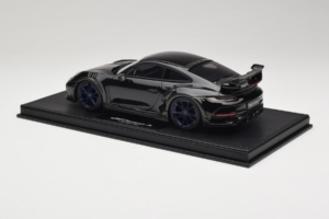Porsche 911 992 TechArt GTstreet R Zwart Met Blauwe Wielen TechArt 1:18 REMC009 Hars — afbeelding 5 van 6