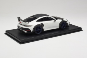 Porsche 911 992 TechArt GTstreet R Wit Met Blauwe Wielen TechArt 1:18 REMC014 Hars — afbeelding 3 van 6