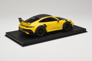 Porsche 911 992 TechArt GTstreet R Geel Met Zwarte Wielen TechArt 1:18 REMC011 Hars — afbeelding 3 van 6