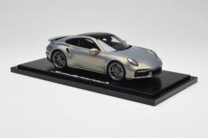 Porsche 911 Turbo S 992 Silver Bamboo Chromaflire With Display Case Spark 1:18 WAP0219100RTSS Hars — afbeelding 4 van 7